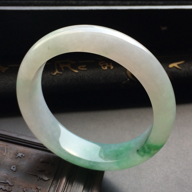 （超值推荐）糯冰种飘绿花手镯（56.4mm）