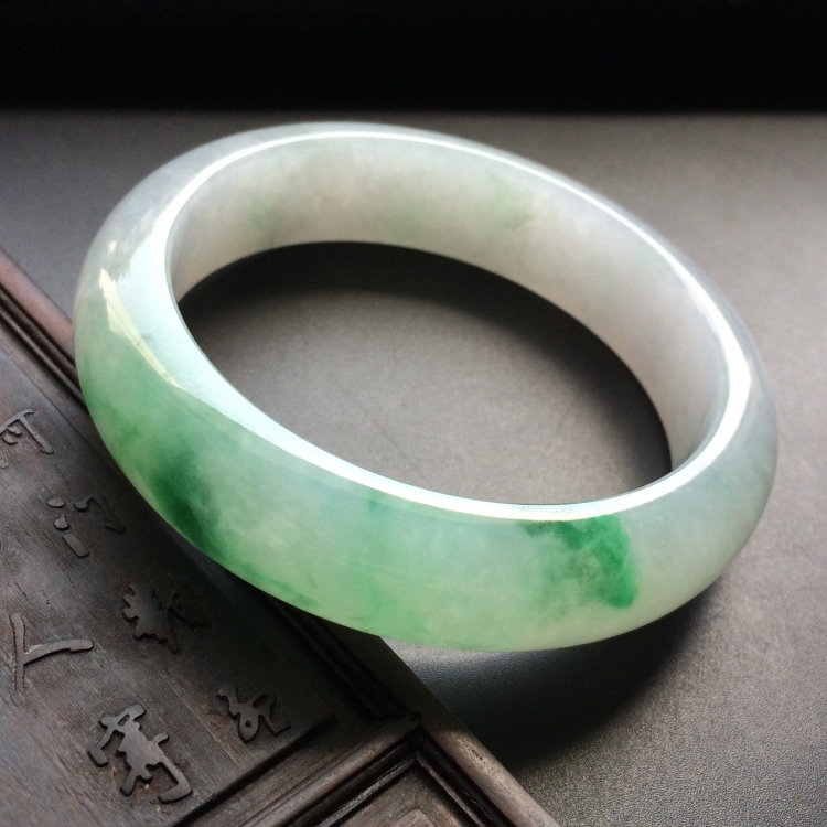 （超值推荐）糯冰种飘绿花手镯（56.4mm）