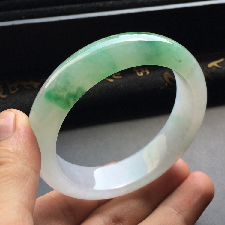 （超值推荐）糯冰种飘绿花手镯（56.4mm）