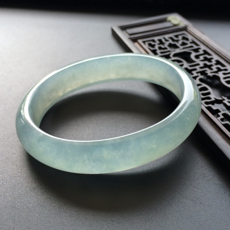 （超值推荐）冰种淡晴水贵妃镯（57.2-47.7mm）