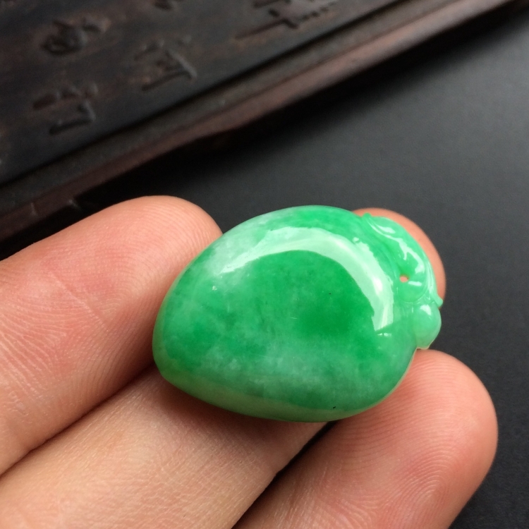 （超值推荐）糯冰种翠色寿桃挂件