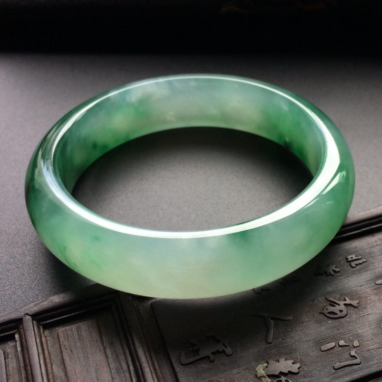 （超值推荐）冰种飘绿花手镯（55.7mm）