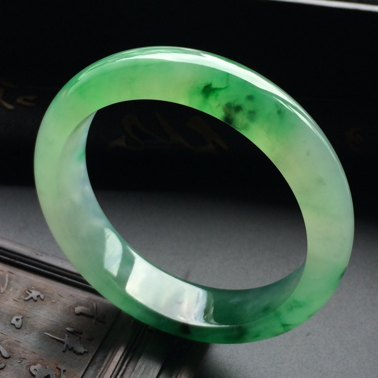 （超值推荐）冰种飘绿花手镯（55.7mm）