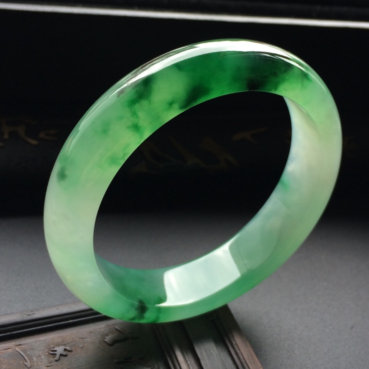 （超值推荐）冰种飘绿花手镯（55.7mm）