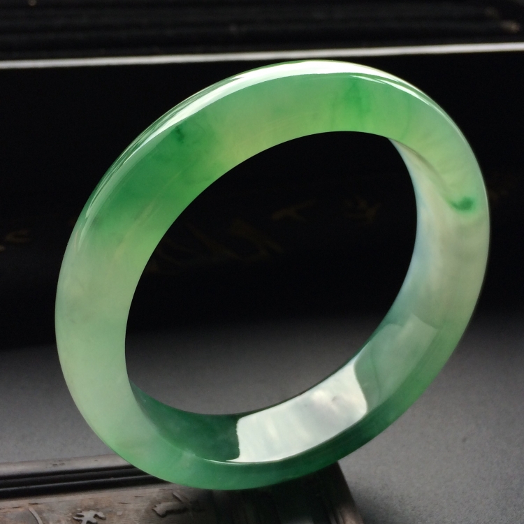 （超值推荐）冰种飘绿花手镯（55.7mm）