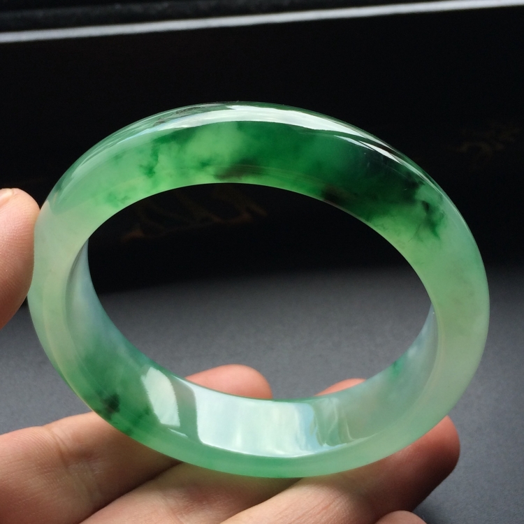 （超值推荐）冰种飘绿花手镯（55.7mm）