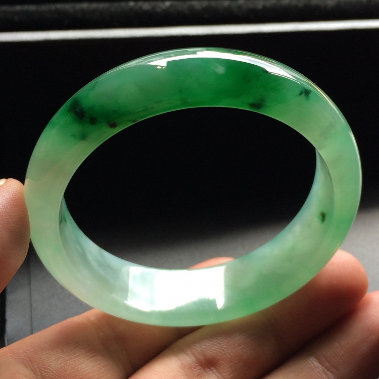 （超值推荐）冰种飘绿花手镯（53.7mm）