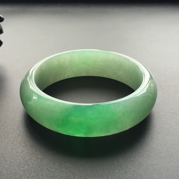 (超值推荐)糯冰种飘翠手镯(54mm)