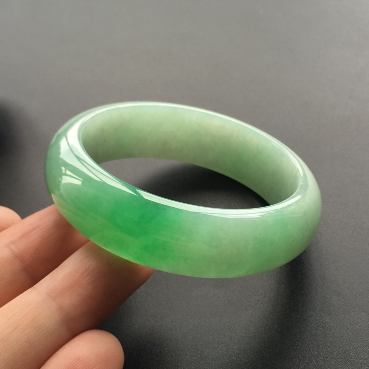 (超值推荐)糯冰种飘翠手镯(54mm)