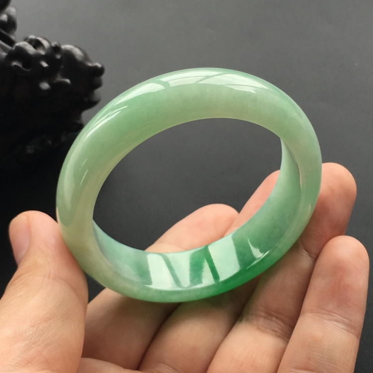 (超值推荐)糯冰种飘翠手镯(54mm)
