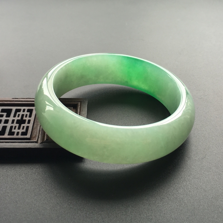 (超值推荐)糯冰种飘翠手镯(54mm)