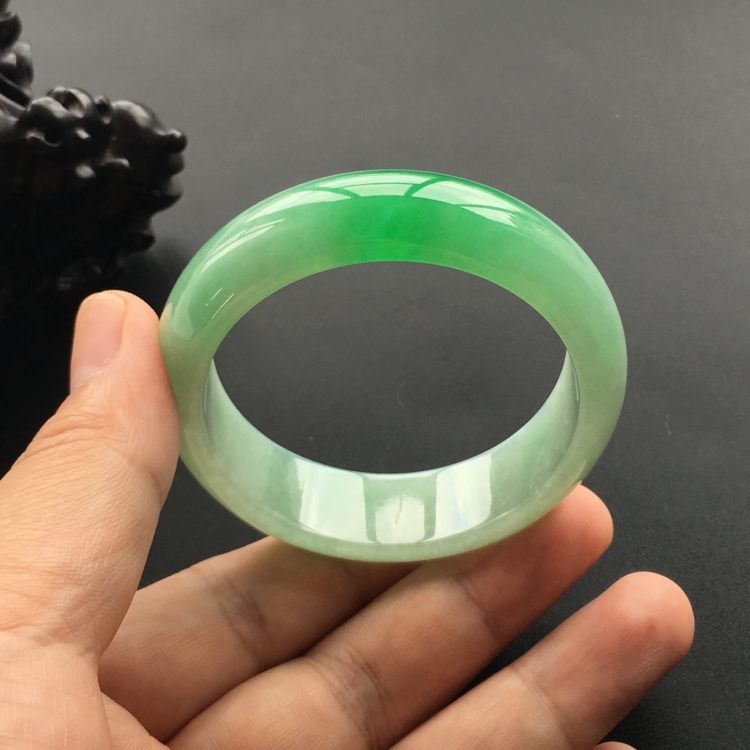 (超值推荐)糯冰种飘翠手镯(54mm)
