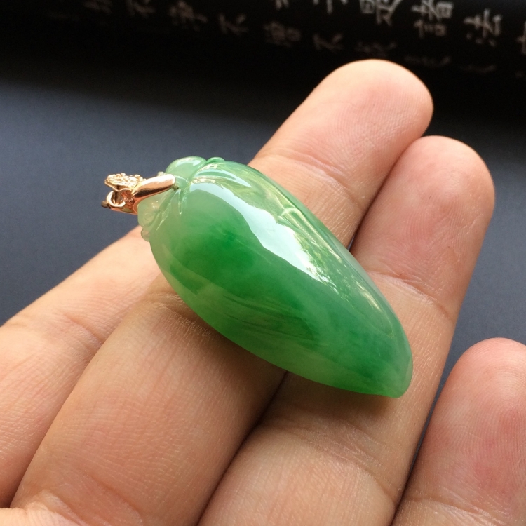 (超值推荐)糯冰种飘绿花福瓜挂件