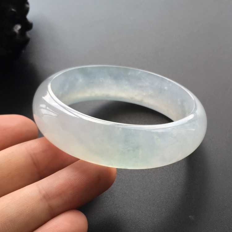 (超值推荐)冰玻种淡晴水手镯(57.8mm)