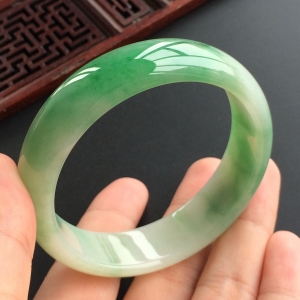 (超值推荐)糯冰种飘翠手镯(57mm)