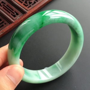 (超值推荐)糯冰种飘翠手镯(58.6mm)