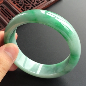 (超值推荐)糯冰种飘翠手镯(57.7mm)