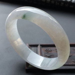 糯冰种略飘花手镯（58.2mm）
