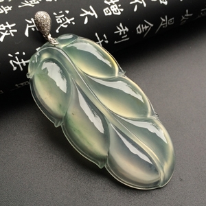 冰种略飘花玉叶挂件