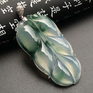冰种飘花玉叶挂件