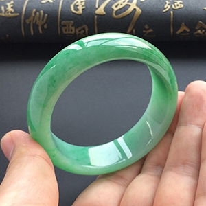 (超值推荐)糯冰种飘翠手镯(57.8mm)