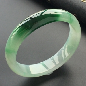 (超值推荐)糯冰种飘绿花贵妃镯(56.2mm-51.5mm)