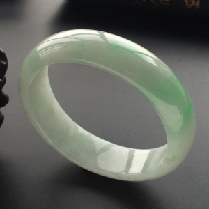 (超值推荐)糯冰种飘翠贵妃镯(54.7mm-50mm)