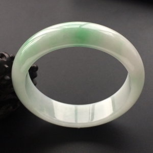 (超值推荐)糯冰种飘翠手镯(57.5mm)