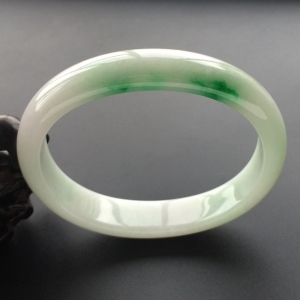 (超值推荐)糯冰种飘翠贵妃镯(55.4mm-47.2mm)