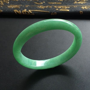 （超值推荐）糯冰种豆绿略飘黄翡贵妃镯（56.1mm-50mm）