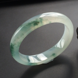 (超值推荐)冰种飘花贵妃镯（56.4mm-49.6mm）