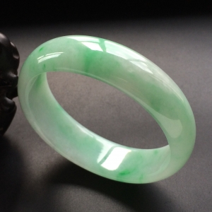 (超值推荐)糯冰种飘翠贵妃镯（55.8mm-48.6mm）