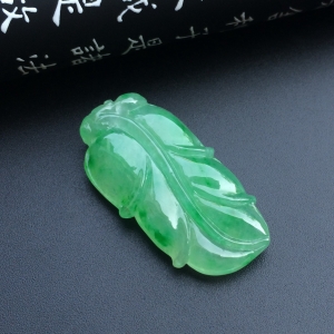 冰种飘翠玉叶挂件