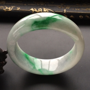 (超值推荐)糯冰种飘翠手镯（59.8mm）