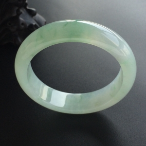 (超值推荐)糯冰种飘花手镯（55.6mm）