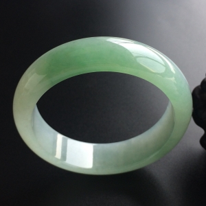 (超值推荐)糯冰种晴水略飘花手镯（54.3mm）