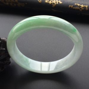 (超值推荐)糯冰种晴水略飘翠手镯（56.8mm）