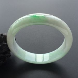 (超值推荐)糯冰种晴水略飘翠手镯（56mm）
