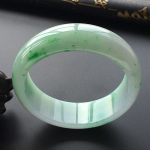 (超值推荐)糯冰种飘翠手镯（60.1mm）