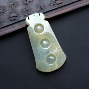 （超值推荐）糯冰种淡晴水连中三元挂件