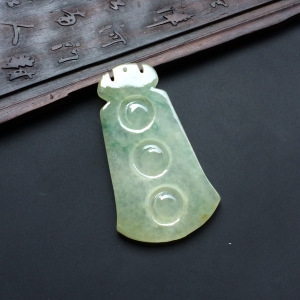 （超值推荐）糯冰种略飘花连中三元挂件