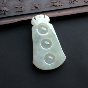 （超值推荐）糯冰种淡晴水连中三元挂件