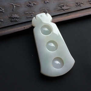 （超值推荐）糯冰种淡晴水连中三元挂件