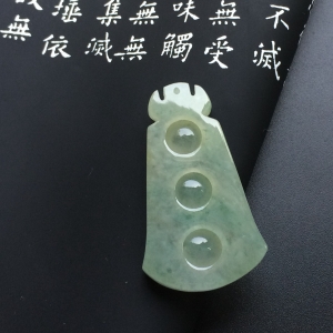 （超值推荐）冰种略飘花连中三元挂件
