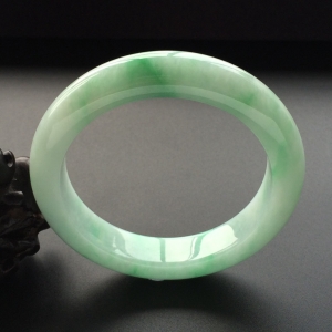 (超值推荐)糯冰种飘翠手镯（56.6mm）