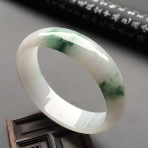 （超值推荐）糯冰种飘花贵妃镯（54.2mm-49.5mm）