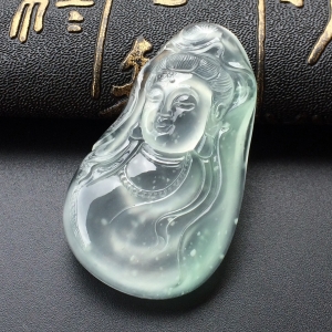 (超值推荐)冰玻种木那淡晴水观音头胸坠面