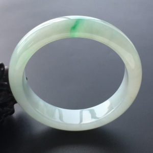 (超值推荐)糯冰种略飘翠手镯(57.7mm)