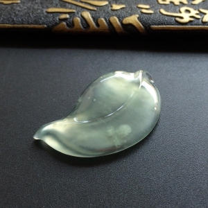 （超值推荐）冰玻种晴水玉叶挂件/胸坠面