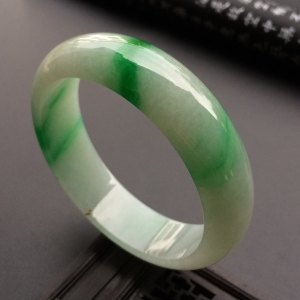 （超值推荐）糯冰种飘阳绿手镯（57mm）